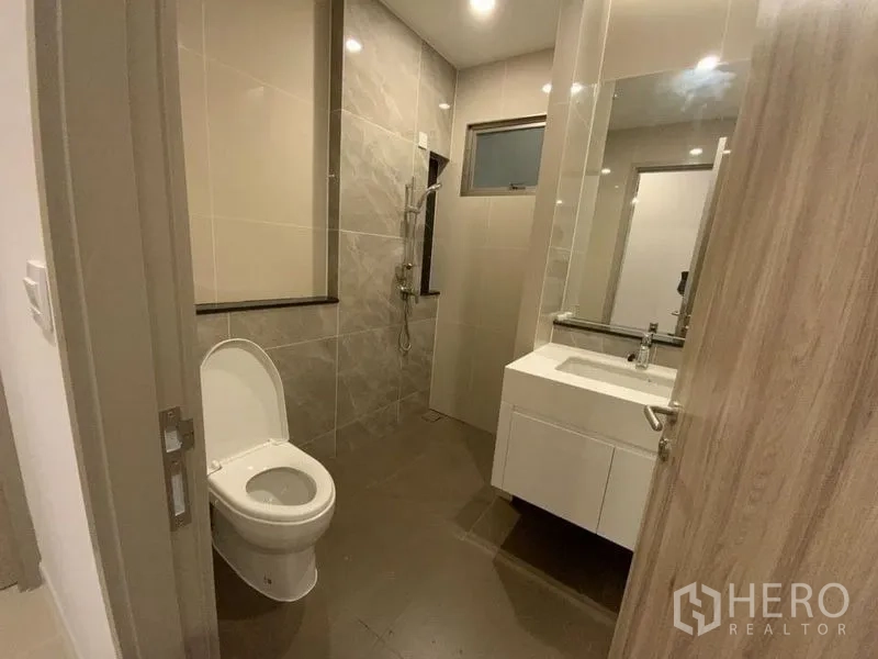 联排别墅 出租在Prawet, Bangkok - 客卫配洗手台、马桶与淋浴。