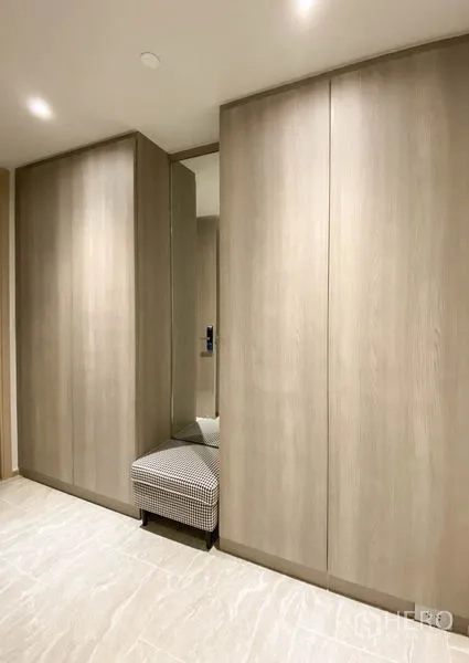 คอนโด ให้เช่าในDin Daeng, Bangkok - โถงทางเข้ามีตู้เสื้อผ้าบานสูง กระจก และที่นั่งมีเบาะ