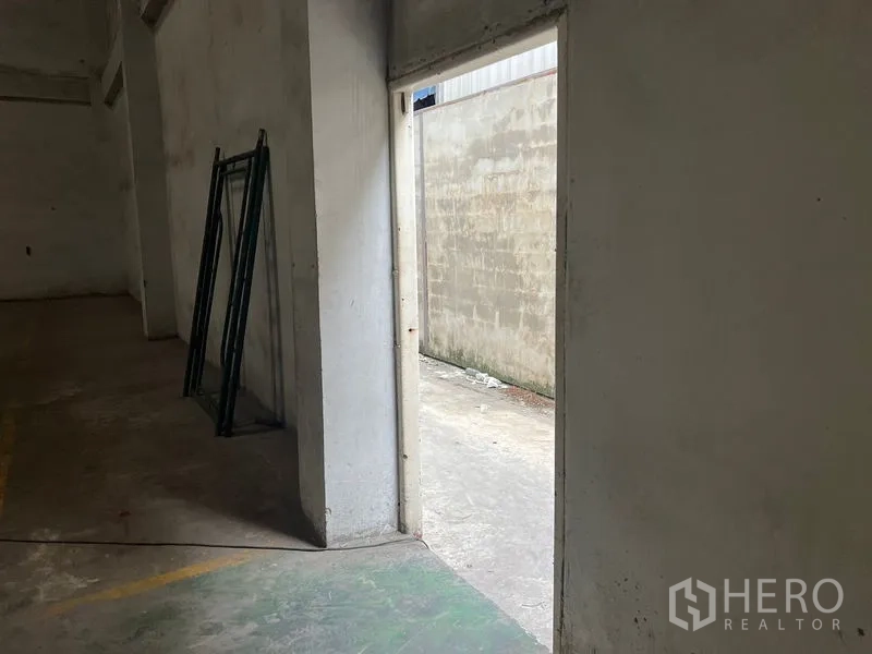 คลังสินค้า ให้เช่าในBang Sao Thong, Samut Prakan - ประตูข้างจากโกดังออกสู่ทางเดินภายนอกแคบ