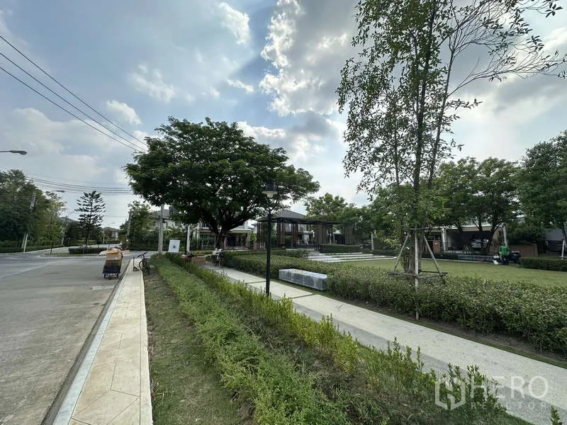 บ้าน ขายในSai Mai, Bangkok - ทางเดินส่วนกลางตกแต่งสวน พร้อมแนวต้นไม้และที่นั่ง