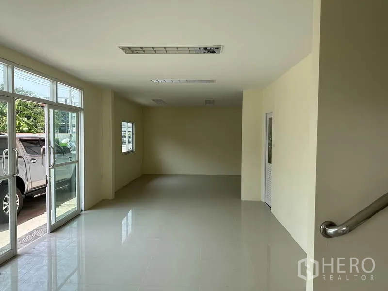 โรงงาน ขายในMueang Samut Prakan, Samut Prakan - โถงออฟฟิศทางเข้า ประตูกระจก หน้าต่าง และราวบันไดขึ้นชั้นบน