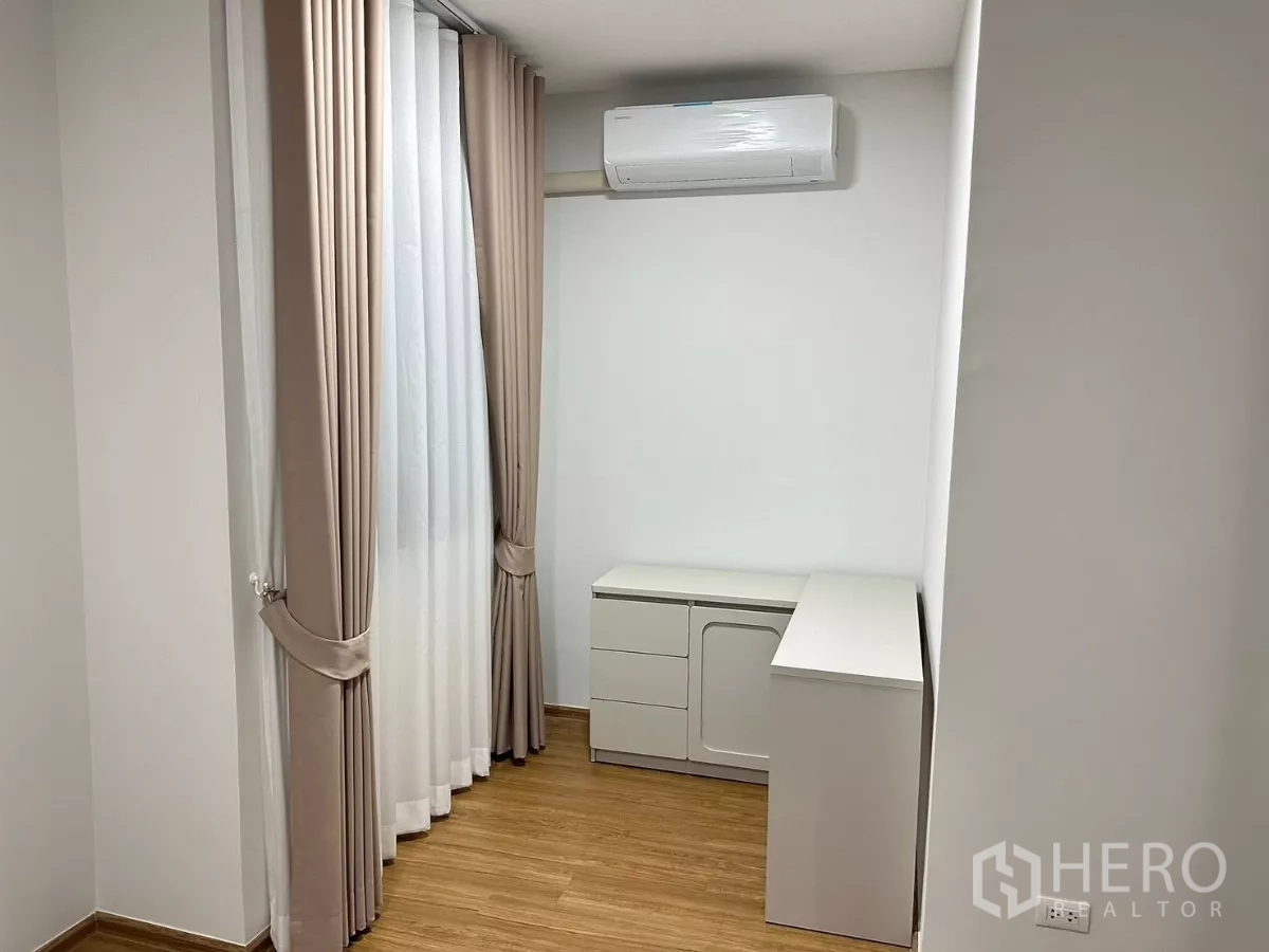 ทาวน์เฮาส์ ให้เช่าในBang Phli, Samut Prakan - มุมทำงานขนาดกะทัดรัดพร้อมโต๊ะและลิ้นชัก ใต้แอร์ผนัง