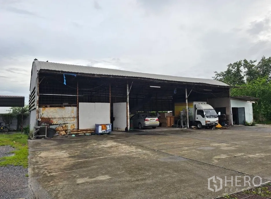 คลังสินค้า ให้เช่าในLam Luk Ka, Pathum Thani - โรงเรือนซ่อมบำรุงเสริมพร้อมที่จอดรถบรรทุกและรถยนต์