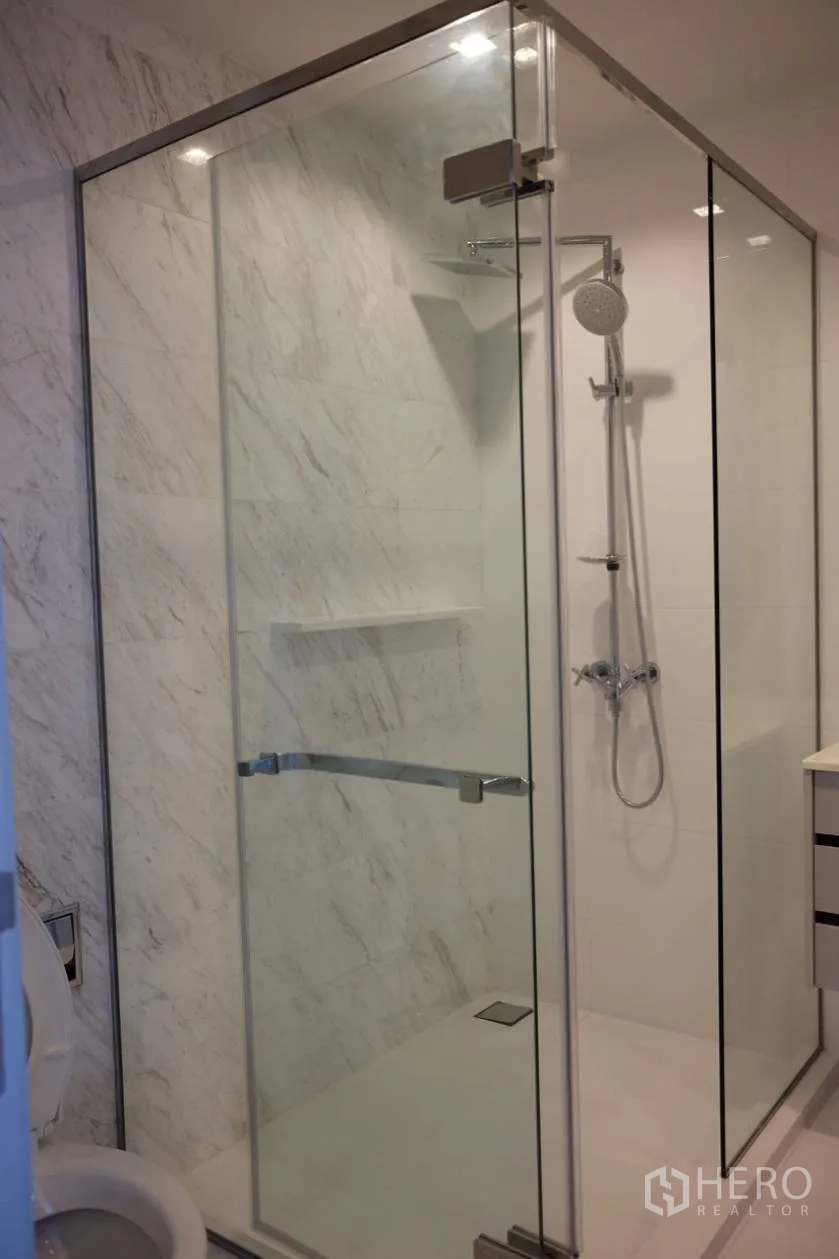 คอนโด ให้เช่าในWatthana, Bangkok - ห้องน้ำสไตล์โมเดิร์นพร้อมตู้กระจกอาบน้ำและผนังลายหินอ่อน