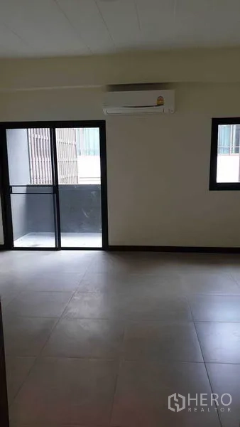 ทาวน์เฮาส์ ให้เช่าหรือขายในKhlong Toei, Bangkok - ห้องนอนสว่างมีประตูกระจกบานเลื่อนออกระเบียงและแอร์ผนัง