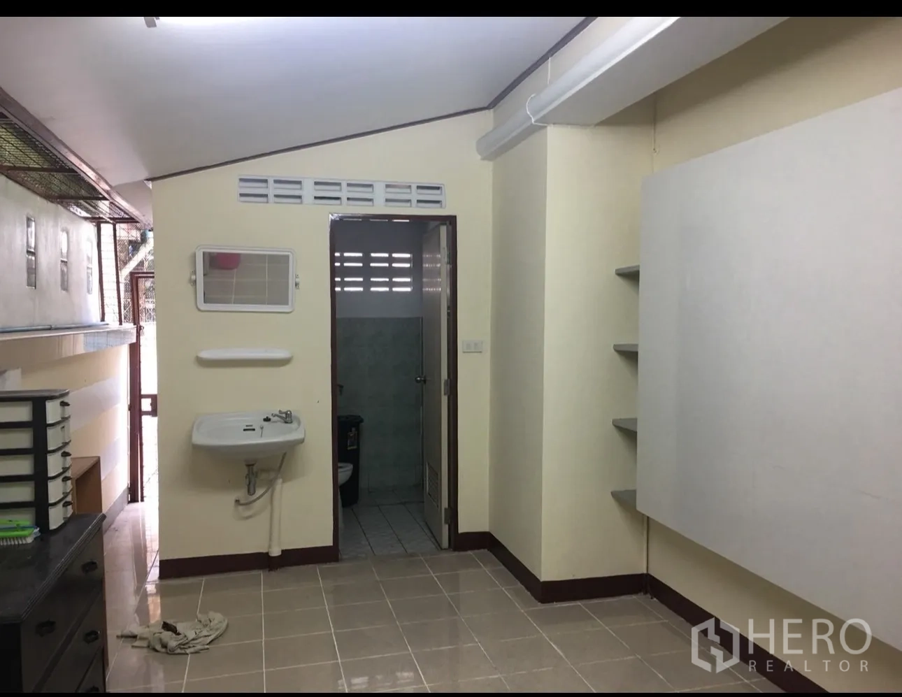 บ้าน ให้เช่าในMin Buri, Bangkok - ห้องอเนกประสงค์มีอ่างล้างมือ ชั้นวาง และประตูสู่ห้องน้ำ