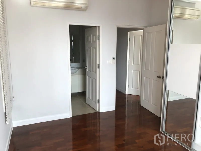 คอนโด ให้เช่าในKhlong Toei, Bangkok - ห้องนอนมุมพร้อมตู้เสื้อผ้าบานเลื่อนกระจก และทางเข้าห้องน้ำในตัว