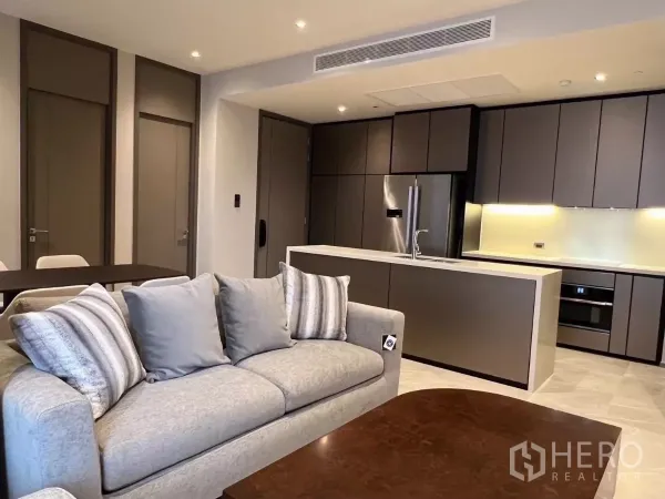 คอนโด ให้เช่าในWatthana, Bangkok - ครัวสมัยใหม่มีไอส์แลนด์ ตู้บิวท์อิน และตู้เย็นสแตนเลสต่อเนื่องกับห้องนั่งเล่น