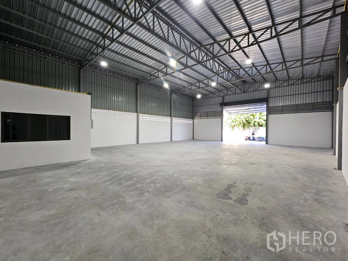 โกดัง for rent in Mueang Samut Prakan, Samut Prakan - พื้นที่ภายในมองออกสู่ทางเข้าใหญ่พร้อมห้องออฟฟิศด้านใน