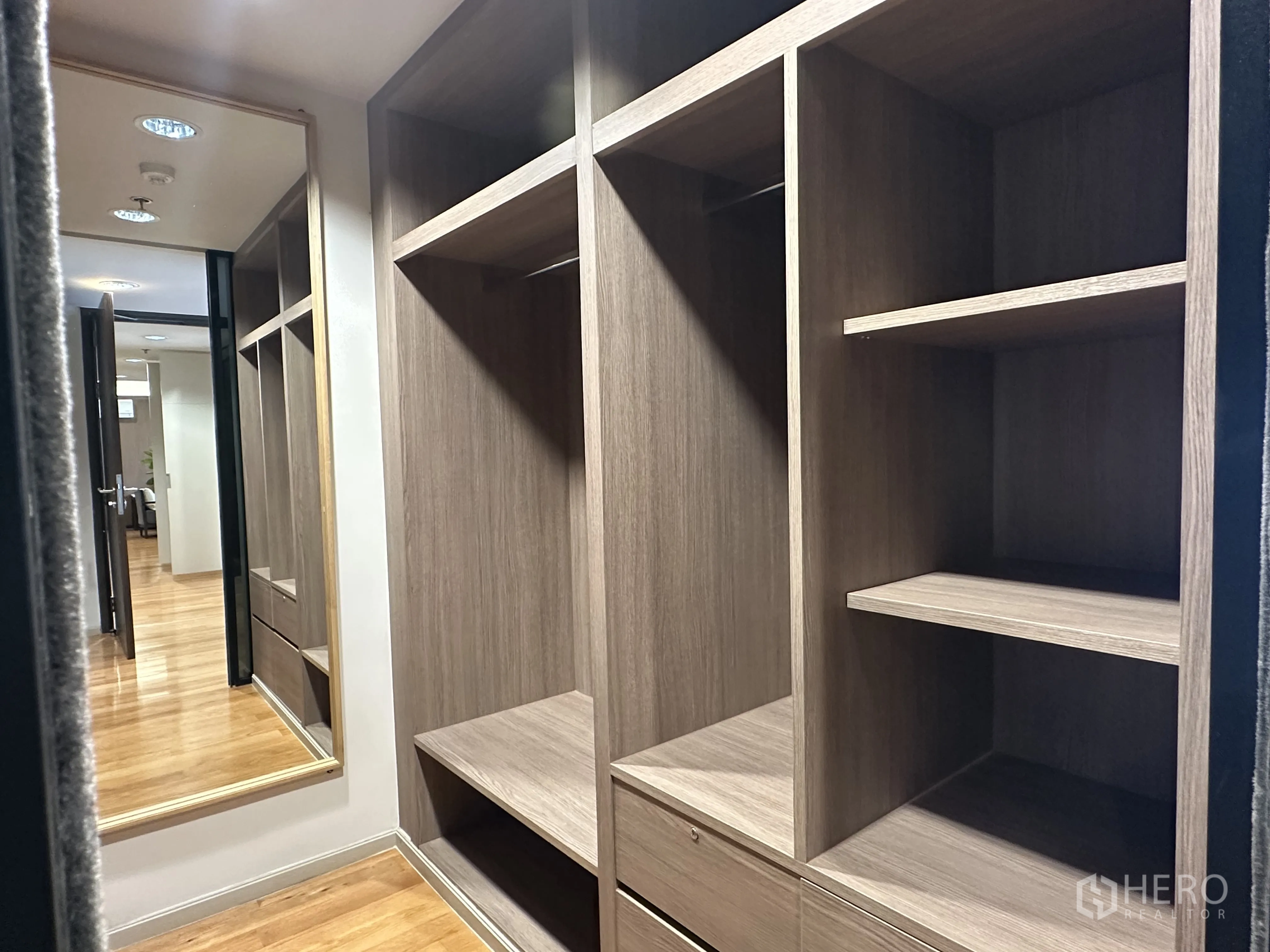 คอนโด for rent in Khlong Toei, Bangkok - วอล์กอินโคลเซ็ต บิวท์อินลายไม้ พร้อมกระจกเต็มตัว