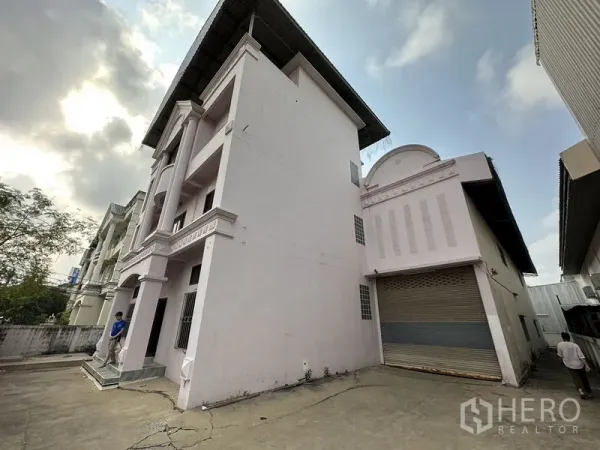 工厂 出租在Bang Bua Thong, Nonthaburi - 仓库翼楼配卷闸装卸口，旁连多层办公楼与宽阔水泥场地