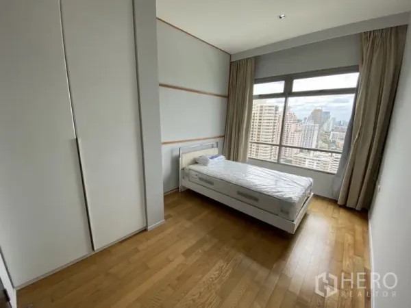 คอนโด ให้เช่าในWatthana, Bangkok - ห้องนอนสว่าง เตียงเดี่ยว ตู้เสื้อผ้าบิวท์อิน และหน้าต่างบานใหญ่เห็นวิวกรุงเทพฯ