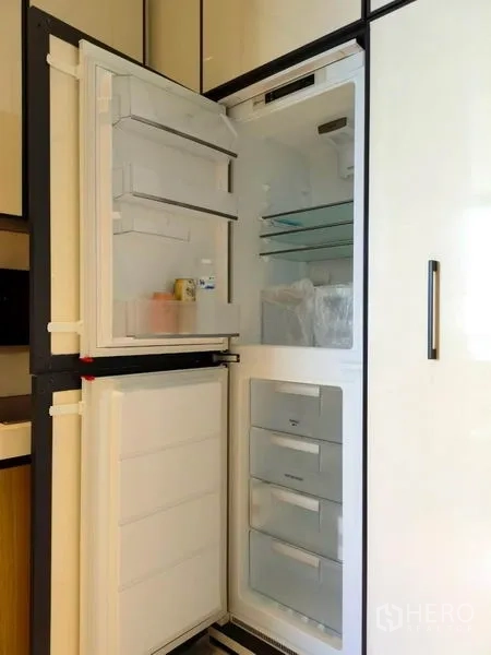 คอนโด ให้เช่าในKhlong Toei, Bangkok - ตู้เย็นบิวท์อินแบบเปิด โทนครัวสว่างทันสมัย