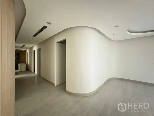 零售空间 出租在Pathum Wan, Bangkok - 圆角隔间转角处，走廊通向多间房。