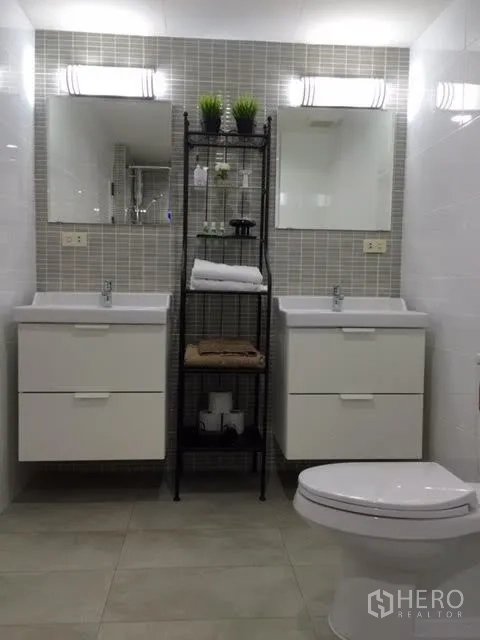 คอนโด ให้เช่าหรือขายในWatthana, Bangkok - ห้องน้ำสมัยใหม่พร้อมอ่างล้างหน้าแบบคู่ กระจกสองบาน ชั้นวางของ และโถสุขภัณฑ์