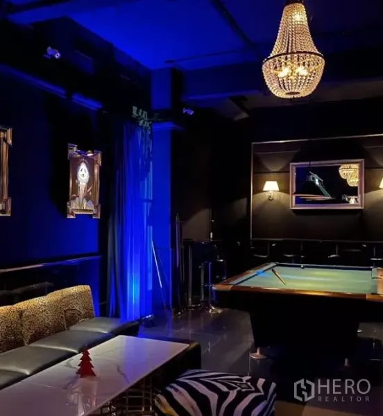 零售空间 出租在Watthana, Bangkok - 带台球桌的包间，蓝色氛围灯与水晶吊灯。