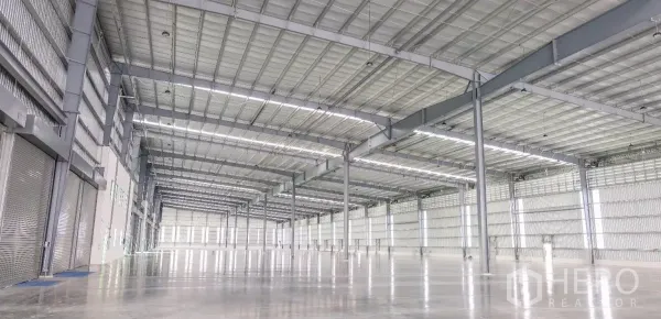 工厂 出租在Bang Sao Thong, Samut Prakan - 宽敞高挑的生产车间，钢结构屋顶，LED灯带与抛光混凝土地面