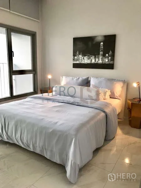 คอนโด ให้เช่า - ห้องนอนอบอุ่น เตียงขนาดใหญ่ โคมไฟหัวเตียง และหน้าต่าง ที่ HYDE สุขุมวิท 11