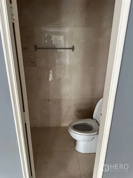 ทาวน์เฮาส์ ให้เช่าในBang Kapi, Bangkok - ห้องน้ำขนาดเล็กปูกระเบื้อง พร้อมโถสุขภัณฑ์และราวแขวนผ้า