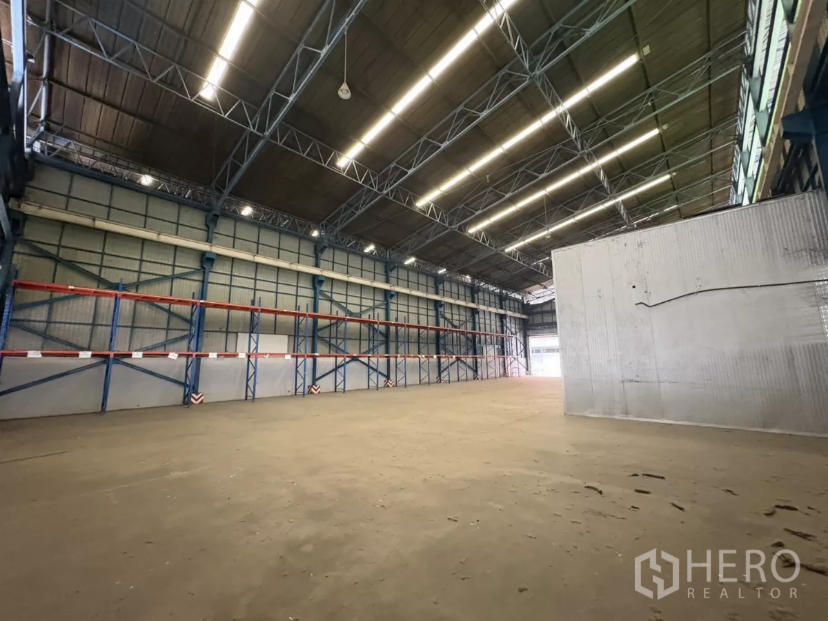 คลังสินค้า ให้เช่าในMueang Samut Prakan, Samut Prakan - พื้นที่โล่งกว้างใต้โครงหลังคาเหล็ก พร้อมชั้นวางยาวตลอดผนัง