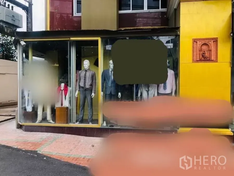 พื้นที่ขายปลีก ให้เช่าในWatthana, Bangkok - หน้าร้านค้าติดถนน กระจกเต็มบาน โทนสีทอง พร้อมหุ่นโชว์เสื้อผ้า โดดเด่นมองเห็นชัดเจน.