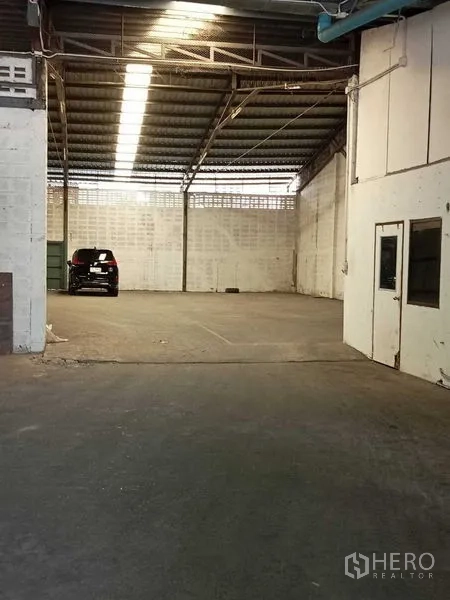 คลังสินค้า ให้เช่าในMueang Samut Prakan, Samut Prakan - ฮอลล์โกดังกว้าง ถัดจากอาคารสำนักงานกั้นผนัง หลังคาสูงและมีที่จอดรถ