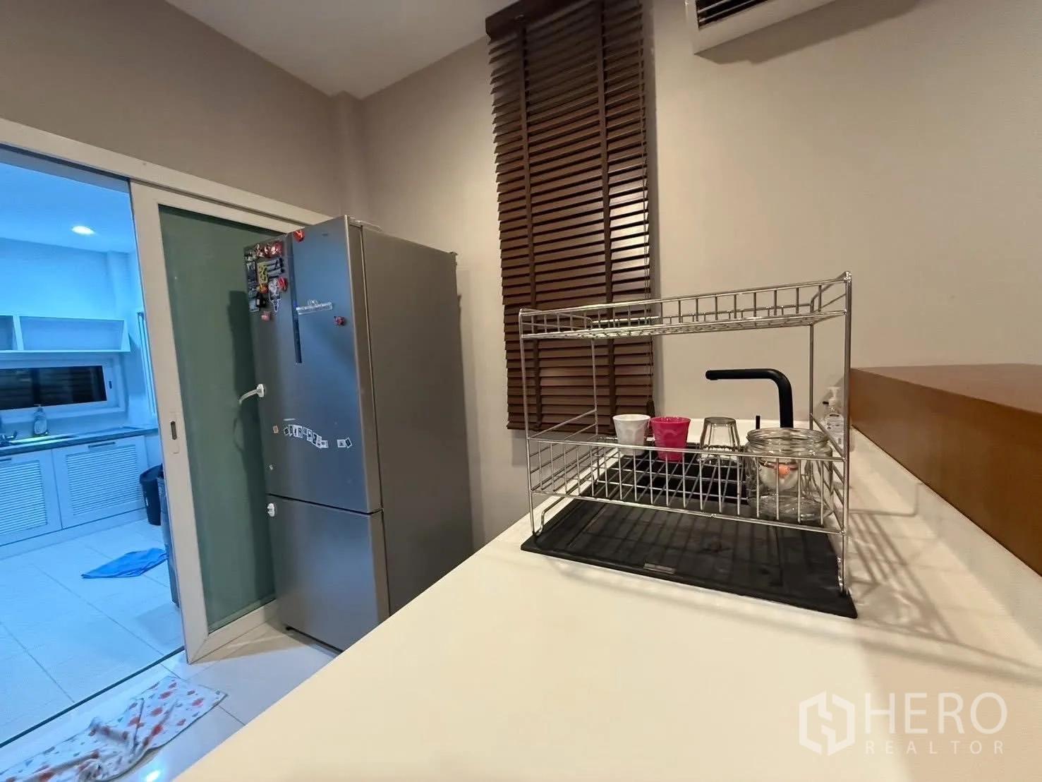 Detached House for rent in Bang Na, Bangkok - Sliding door to the separate Thai kitchen from the pantry countertop.