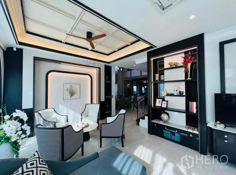 บ้าน ให้เช่าหรือขายในWatthana, Bangkok - มุมนั่งเล่นอบอุ่น เพดานตกแต่ง ตู้บิลท์อิน และไฟซ่อน