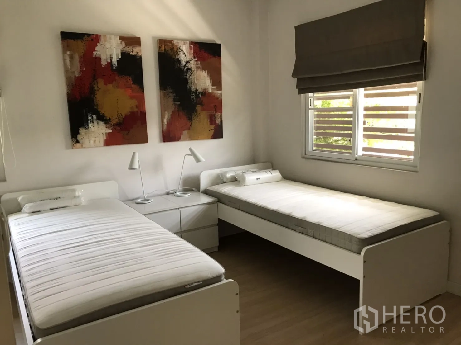 独立式住宅 出租或出售在Saphan Sung, Bangkok - 双床卧室，两张单人床与临窗床头柜。