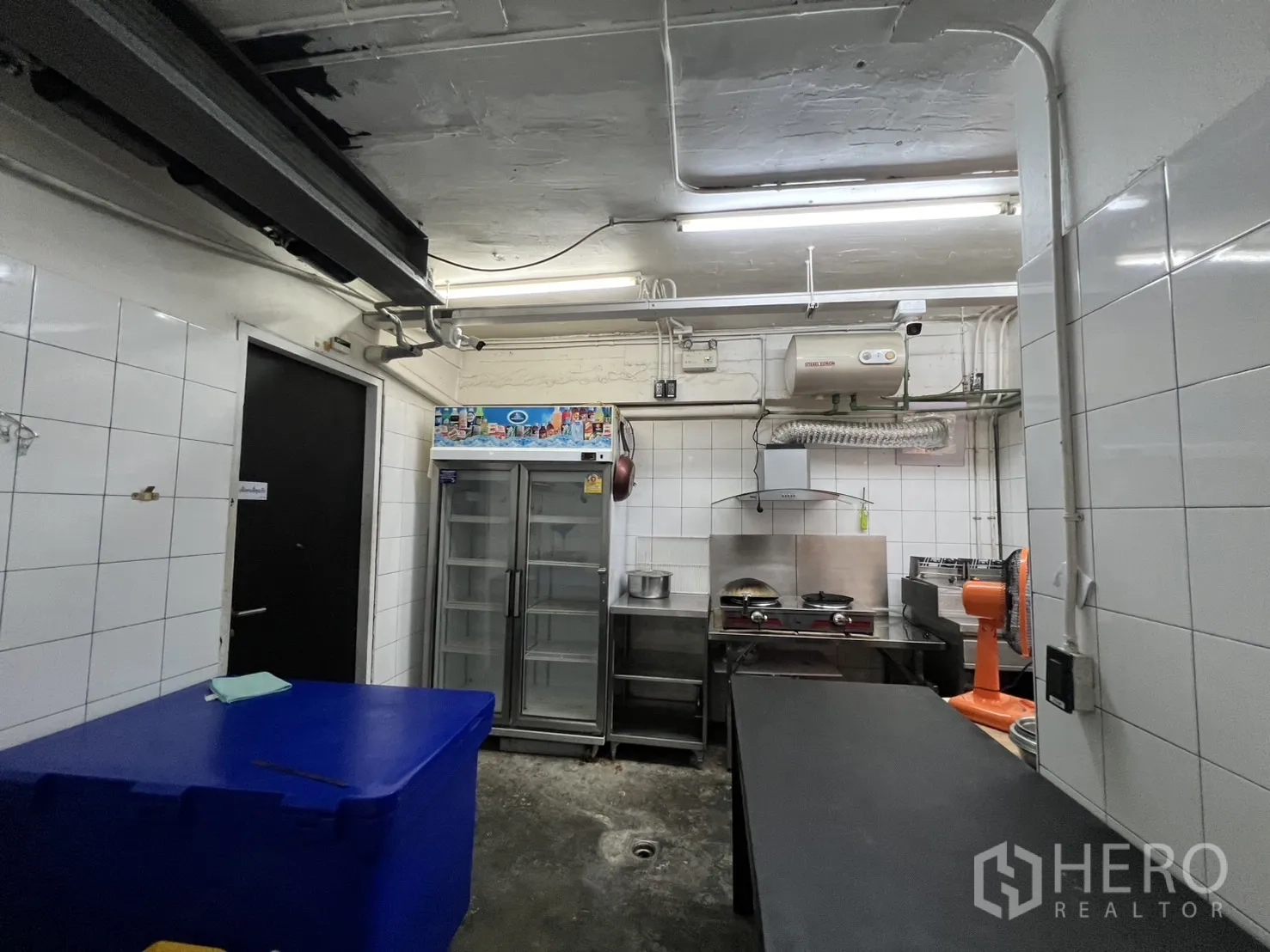 零售空间 出租在Watthana, Bangkok - 商用厨房，瓷砖墙、冰箱、炉灶与油炸机。