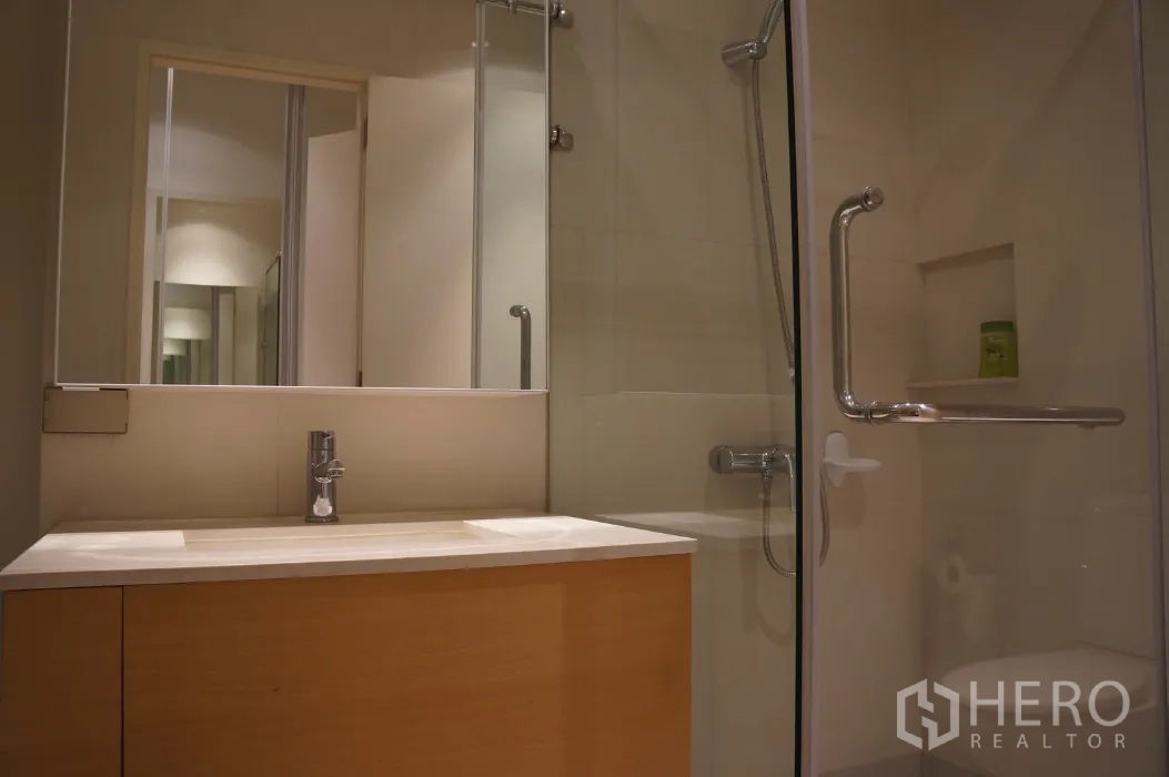 คอนโด ให้เช่าในRatchathewi, Bangkok - ห้องน้ำสไตล์โมเดิร์นพร้อมตู้ล้างหน้าและห้องอาบน้ำกระจก