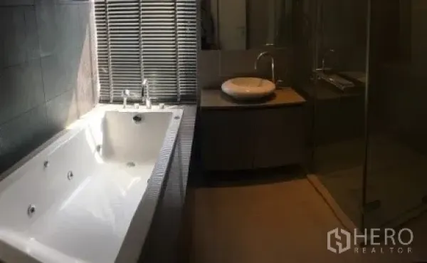 คอนโด ให้เช่าในBang Rak, Bangkok - ห้องน้ำสมัยใหม่ มีอ่างอาบน้ำขนาดใหญ่ ห้องอาบน้ำกระจก เคาน์เตอร์อ่างล้างหน้า และมู่ลี่หน้าต่าง