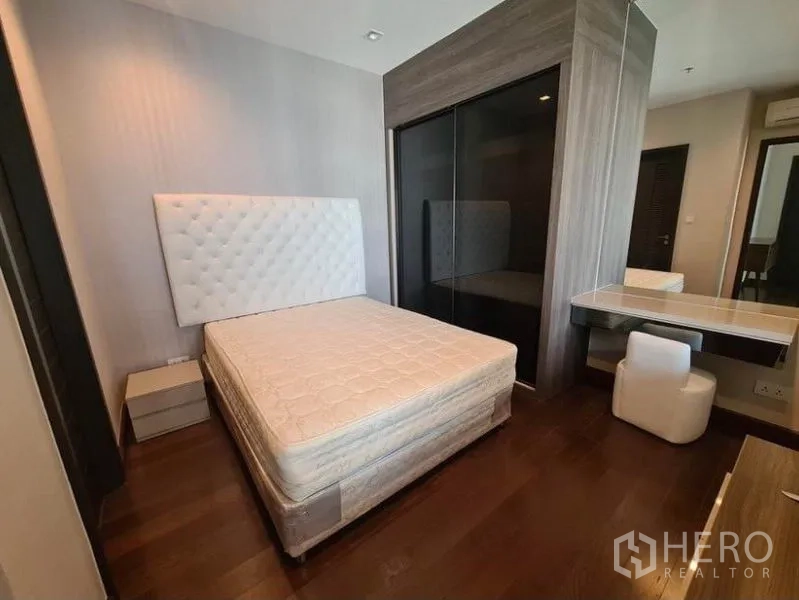 Condominium for rent or sale in Huai Khwang, Bangkok - Second bedroom with sliding-door wardrobe and compact dressing table.