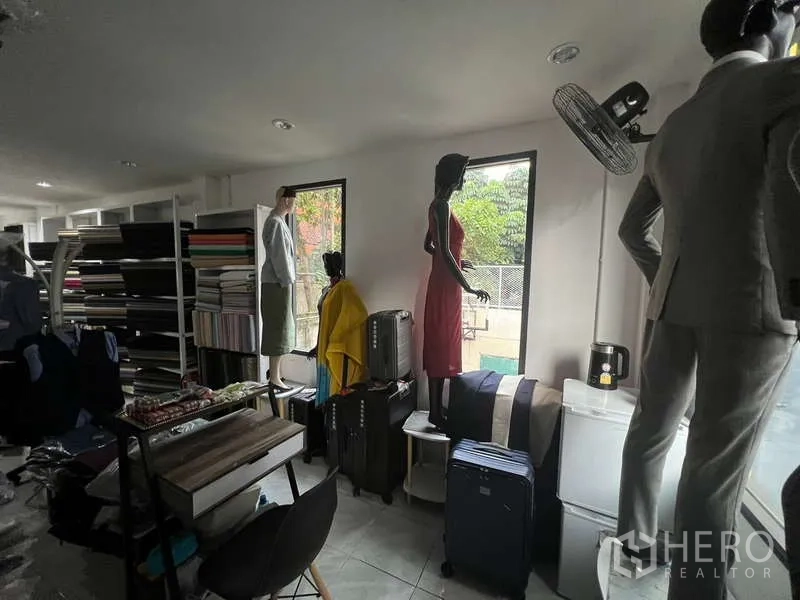 零售空间 出租在Khlong Toei, Bangkok - 靠窗展示区，可见绿植景观，配有货架与行李展示。