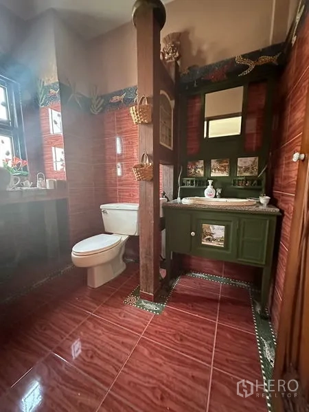 ทาวน์เฮาส์ ให้เช่าในKhlong Toei, Bangkok - ห้องน้ำปูกระเบื้องสีแดง เคาน์เตอร์ไม้สไตล์วินเทจ และหน้าต่างรับแสงธรรมชาติ