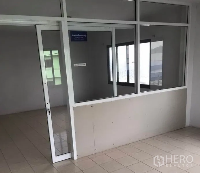 工厂 出租在Bang Bua Thong, Nonthaburi - 玻璃围合的办公室，推拉门与地砖地面