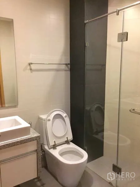 คอนโด ขายในKhlong Toei, Bangkok - ห้องน้ำแขกพร้อมฝักบัวกระจก โถสุขภัณฑ์ และเคาน์เตอร์อ่างล้างหน้า