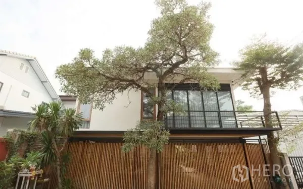 独立式住宅 出租在Lat Phrao, Bangkok - 当代两层立面，阳台与竖向木屏风