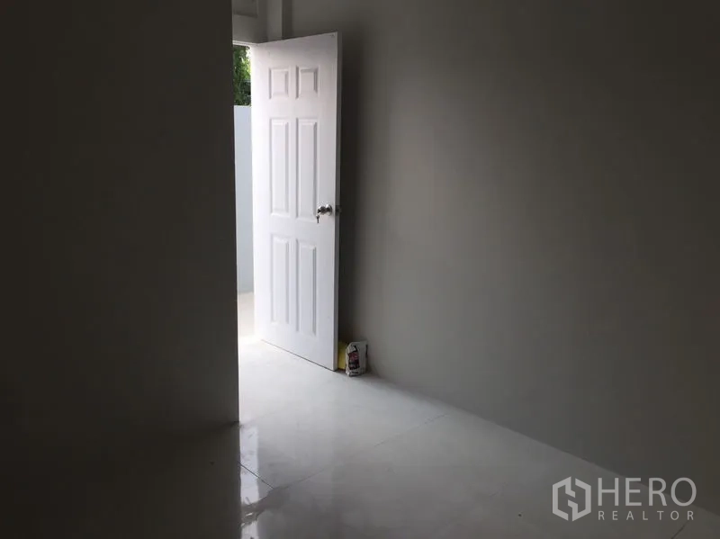 货栈 出售在Khlong Luang, Pathum Thani - 室内白门打开通往小型户外区域，地面为瓷砖。