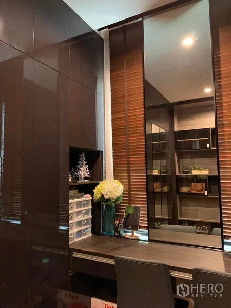 ทาวน์เฮาส์ ให้เช่าในSuan Luang, Bangkok - โซนแต่งตัวและโต๊ะเครื่องแป้ง ตู้เสื้อผ้าบานเงาและกระจกบานใหญ่