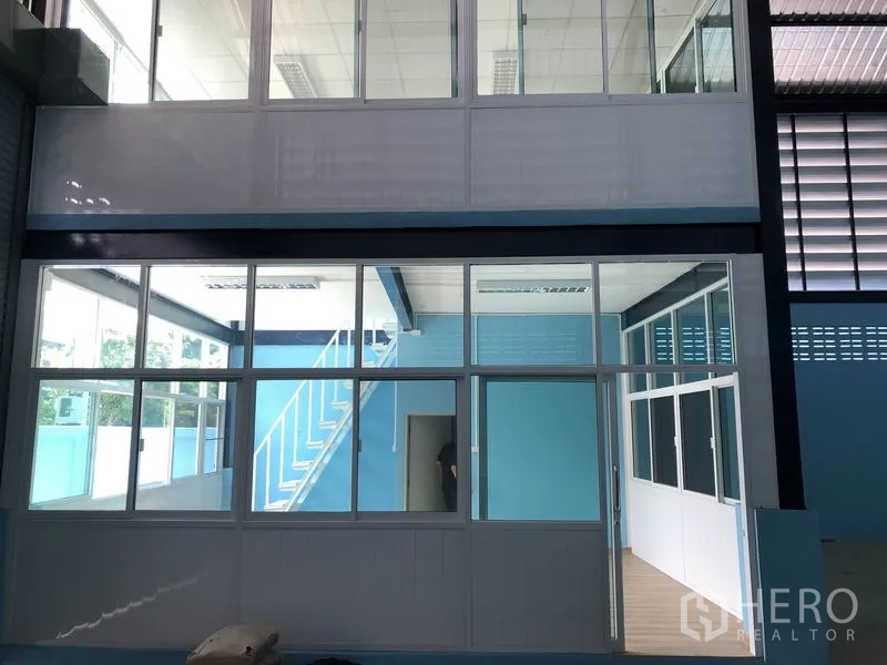 工厂 出租或出售在Bang Bua Thong, Nonthaburi - 厂房内双层办公室，设楼梯与大面积窗户。