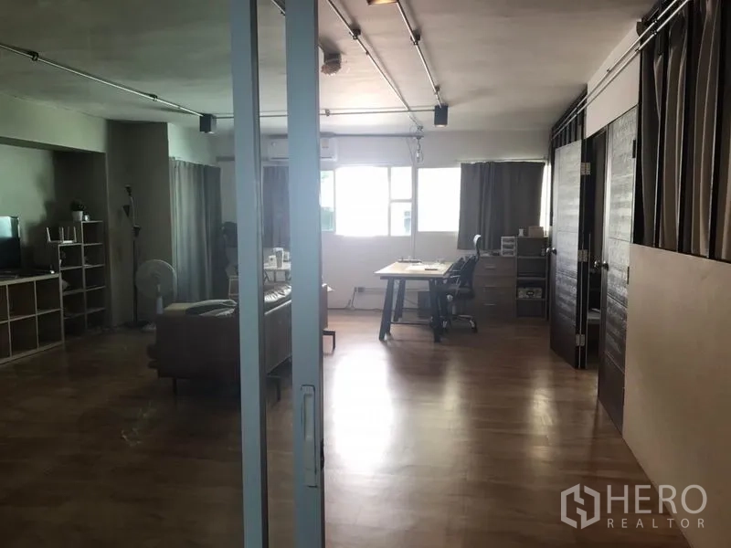 คอนโด ให้เช่าในPhaya Thai, Bangkok - ห้องนั่งเล่นและทำงานแบบโอเพ่นสเปซ พื้นไม้ หน้าต่างบานใหญ่ และประตูกระจกบานเลื่อน ในคอนโดอารีย์