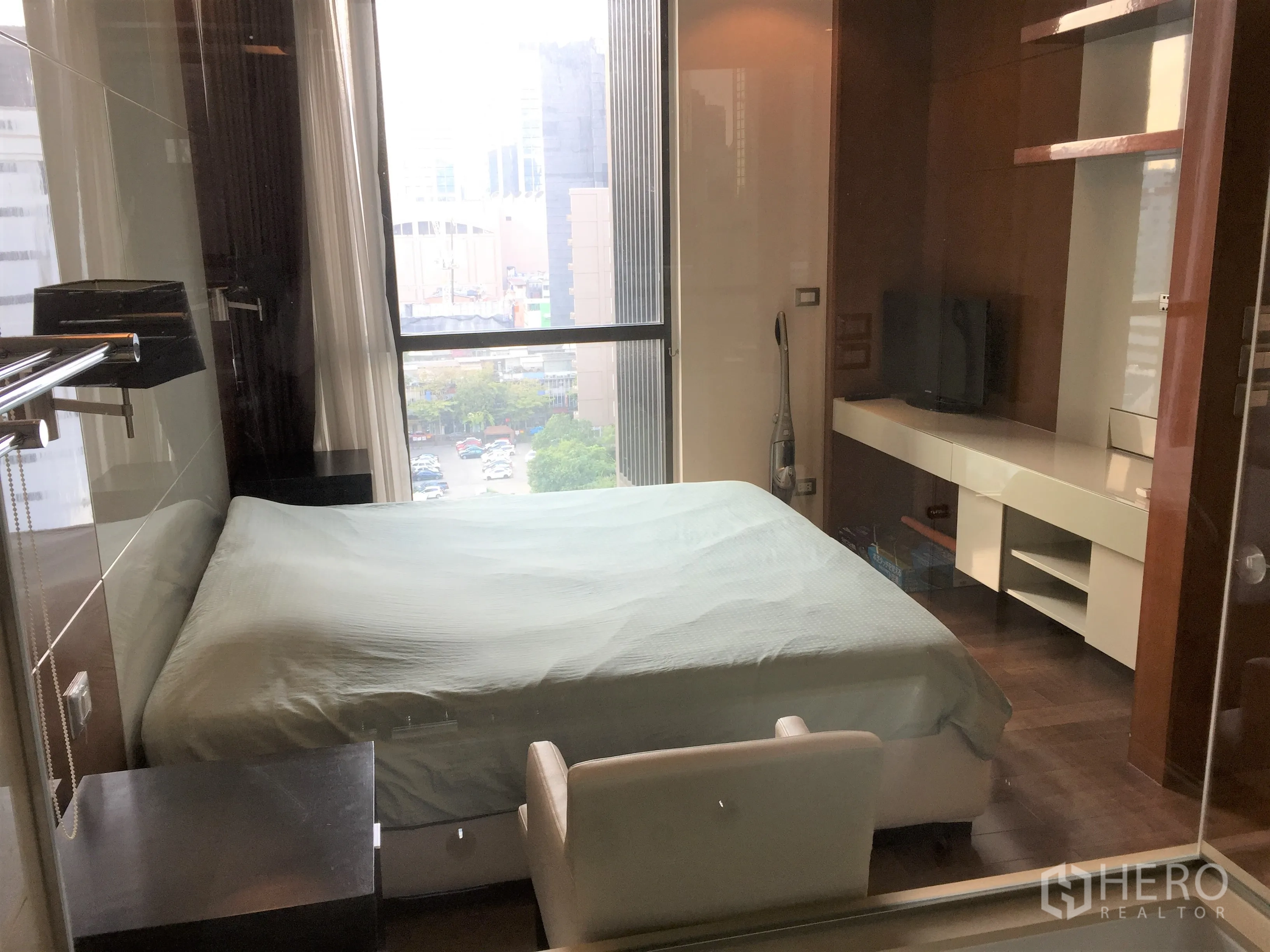 คอนโด ให้เช่าหรือขายในKhlong Toei, Bangkok - ห้องนอนกะทัดรัด พร้อมตู้ทีวีบิวต์อินและหน้าต่างบานใหญ่เห็นวิวเมือง