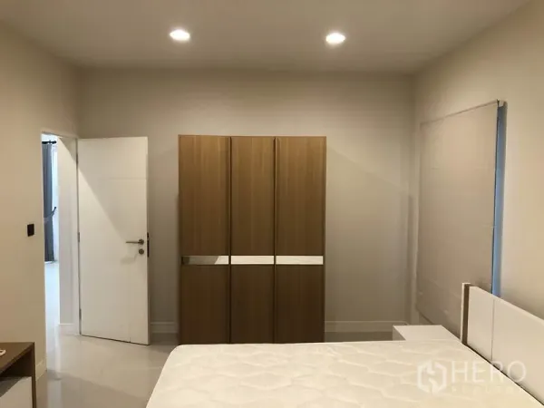 บ้าน ให้เช่าในBang Kapi, Bangkok - ห้องนอน เตียงและตู้เสื้อผ้าทันสมัย โทนเรียบ พร้อมไฟดาวน์ไลต์