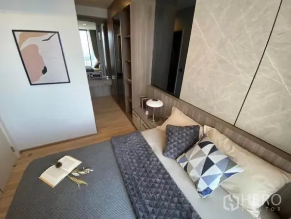 公寓 出租或出售在Phaya Thai, Bangkok - 卧室带一体式床头、衣柜与暖色木地板。