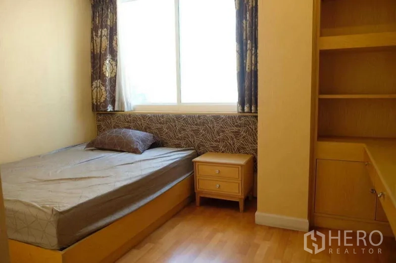 คอนโด ขายในKhlong San, Bangkok - ห้องนอนขนาดกะทัดรัด เตียงเดี่ยว โต๊ะข้าง และชั้นวางบิลต์อินใกล้หน้าต่าง.