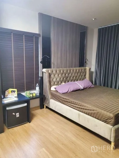 Detached House for sale in Bueng Kum, Bangkok - Cozy bedroom with tufted bed, wood flooring and dark blinds.