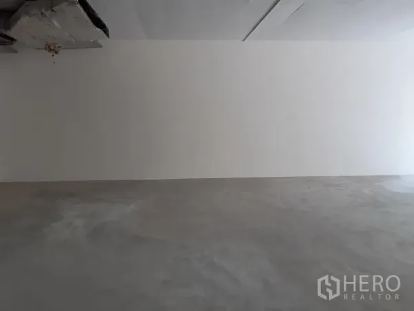 Retail Space for rent in Watthana, Bangkok - Blank white wall and concrete floor ideal for signage and flexible retail layouts.