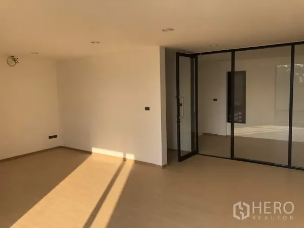 โรงงาน ขายในThanyaburi, Pathum Thani - พื้นที่สำนักงานกั้นกระจกบานเลื่อน พื้นโทนไม้