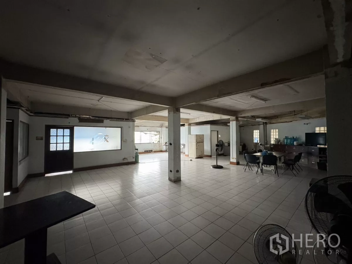 办公空间 出租在Watthana, Bangkok - 宽敞开放的办公楼层，带立柱、窗户与瓷砖地面。